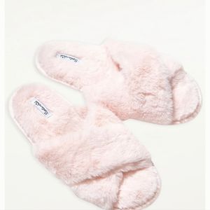 NWT criss-cross faux fur slippers